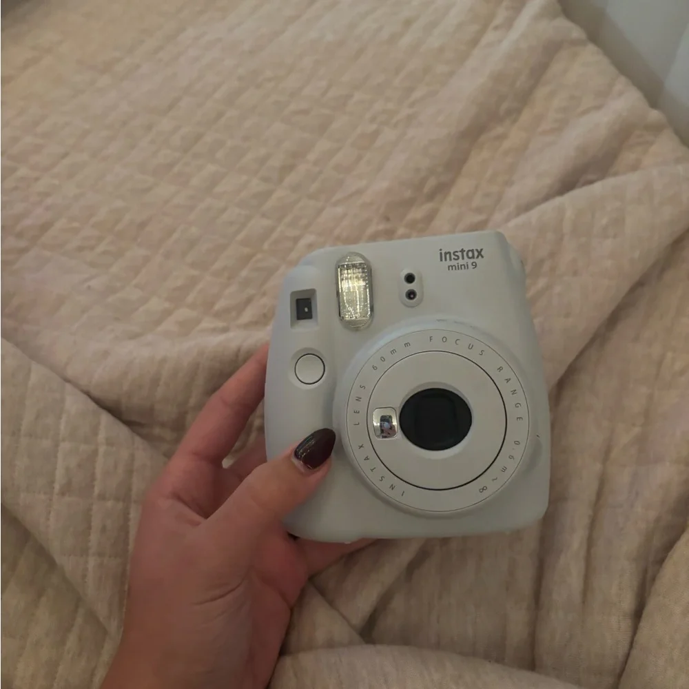 Fuji Instax Mini 9 Fujifilm Instant Film Camera (comes with case)